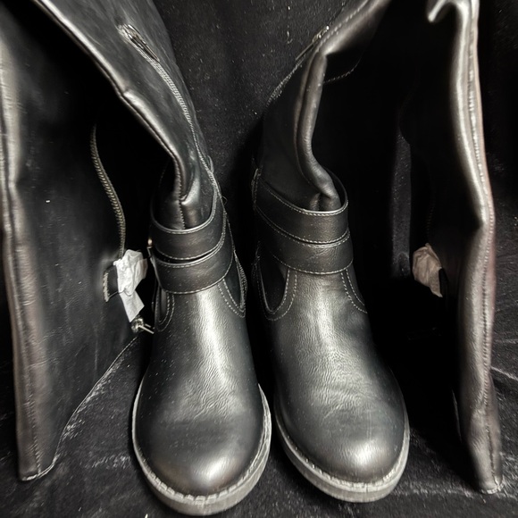 Brand new pair of black boots. Size 5.5 with zippers. - Picture 2 of 4